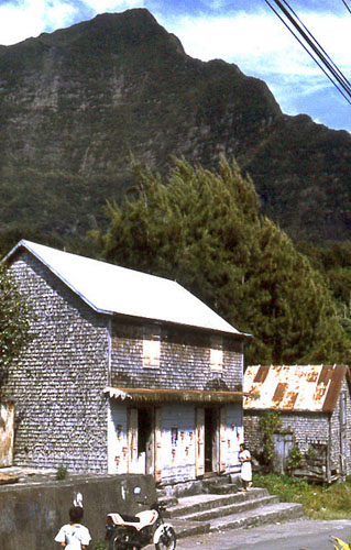 photo of rustic house on la reunion